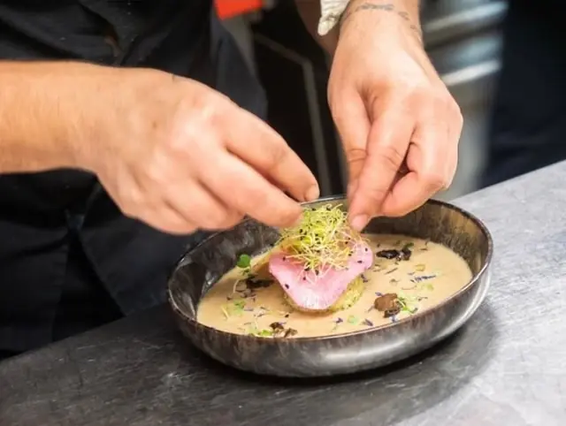 Le chef Yoann Rigaud dresse une assiette