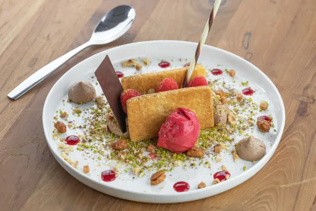 Dessert framboise, pistache et pain perdu
