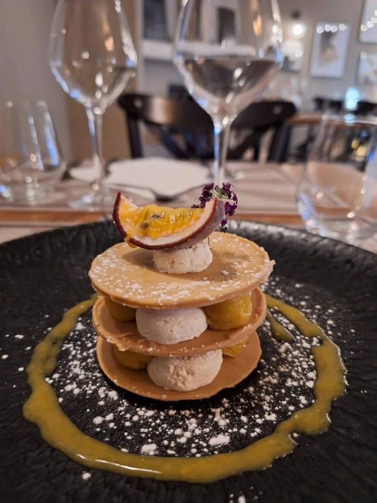 Dessert en étages, crème glacée et fruit de la passion