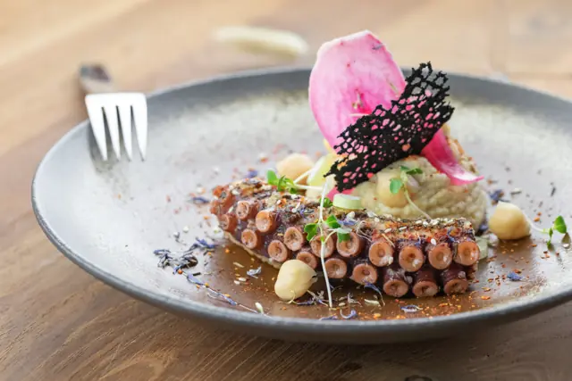 Poulpe grillé, une assiette du chef